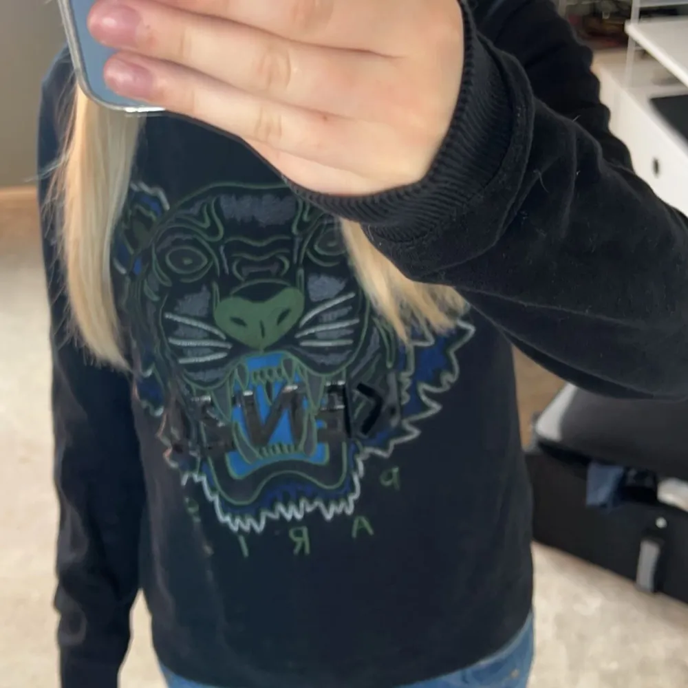 Säljer en svart tröja från Kenzo med ett coolt tigertryck på framsidan. Använd fåtal gånger, jättebra skick💕. Neuletakit & Villapaidat.