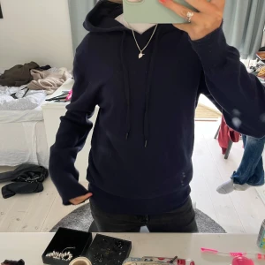 Stickad kashmir hoodie  - Säljer denna snygga stickade kashmir hoodien perfekt för hösten! Pris kan diskuteras 