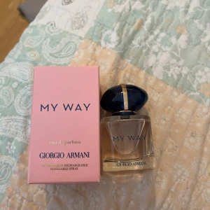 My Way Eau de Parfum från Giorgio Armani - Säljer en elegant och feminin parfym, My Way Eau de Parfum från Giorgio Armani. Helt ny aldrig använd. Köptes för 1000kr