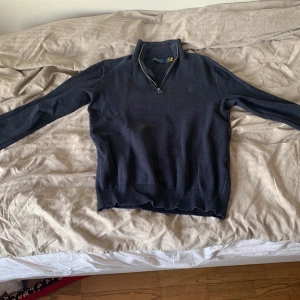 Polo Ralph lauren - Nästan helt  ny polo Ralph lauren zip upp  inga fläckar som ny skick säljer den för den  har blivit för liten ny pris 2500