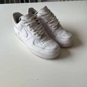 Vita Nike air force 1, använda några gånger men fortfarande i bra skick, storlek 42,5