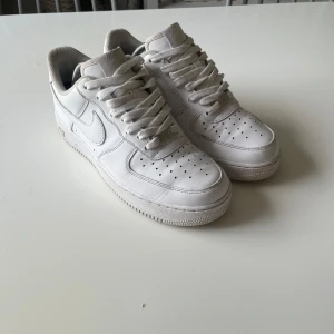 Nike air force 1 - Vita Nike air force 1, använda några gånger men fortfarande i bra skick, storlek 42,5