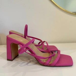 H&M - rosa klackskor/sandaletter  - Elegant sko med fyrkantig tå, klädd blockklack och smala remmar. Elastisk hälrem för bättre passform. Imiterad läderinnersula.  Klackhöjd 8 cm. Använd ett fåtal gånger.