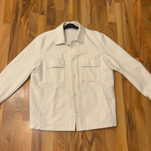 Kappa/över skjorta  - Kappa/överskotta perfekt inför höstens väder.  Passar både tjejer och killar!  Passar både M och L (strk 40-42)  Finns inga skador.  Plaggen tvättas innan de skickas! 