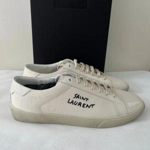 Saint Laurent Court Classic sl/06 (NYSKICK) - Säljer ett par otroligt feta Saint Laurent skor i nyskick. Skriv för frågor. Vad som ingår: Saint Laurent certifikat Orginalbox  Saint Laurent påse  samt extra snören