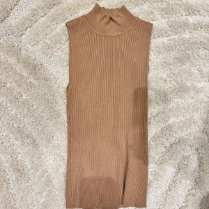 Beige topp   - En fin stretchig topp från newyorker, i nyskick och superfin till höst💕💕 
