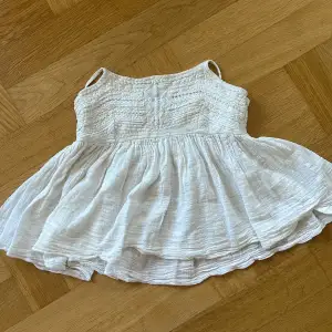 Jättefin mango blus bra skick har lite smink fläckar men dom går nog bort i tvätten. Fin Sthlmsstil blus från mango 152 bra skick.