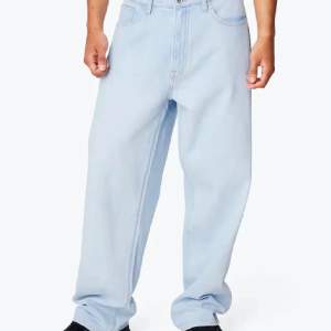 Säljer ett par nya baggy jeans, de är i nyskick och är aldrig använda, jag köpte dem för 700kr och säljer dem nu för 329kr hör av dig vid frågor:))