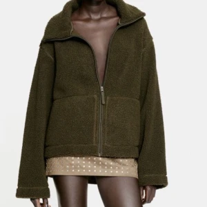 Grön fleece jacka - Helt oanvänd grön fleece från HM. Lapparna är fof kvar. Skriv för frågor💕