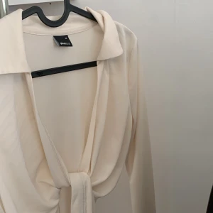 Kofta från Gina 🤍 - En beige/ vit kofta 