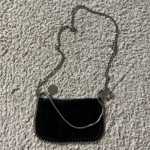 Väska  - Så fin väska med två kedjor! Går att ha både över bröstet och på axeln🙌🏼