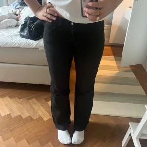 Low waist jeans - Så himla snygga lågmidjade flared jeans från H&M!! Säljer då jag nästan aldrig använt dem!💗