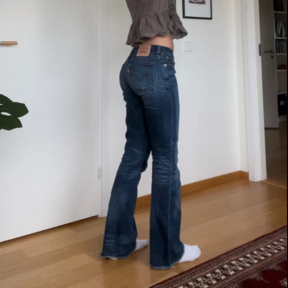 Lågmidjade vintage Levi’s jeans!! Fransiga nedtill men ser ut att vara meningen, i övrigt toppenskick! Midjemått 38 cm o innerbenslängd 85 cm💞💞💞 strl i jeans är 28/34, skulle säga S. Jeans & Byxor.