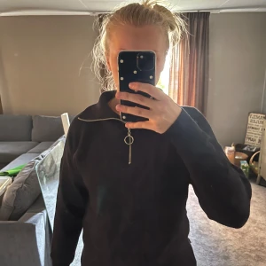 Stickad tröja - Väldigt skön stickad tröja med dragkedja fram. Bra skick! Skriv för bilder❣️