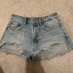 Zara jeans shorts - Säljer ett par jättefina zara jeanshorts som är för störa för mig💞