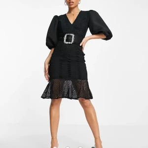 Klänning - Supersnygg klänning med öppen rygg. HELT NY aldrig använd. Storlek 36. Köpt för 1048kr från ASOS