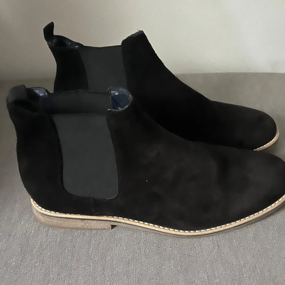 Svarta Chelsea boots i läder Storlek 42, passar 43 . Skor.