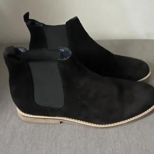 Arthur Jack Chelsea boots - Svarta Chelsea boots i läder Storlek 42, passar 43 