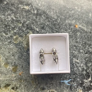 Edblad örhängen - Säljer båda dessa trendiga nitörhängen från Edblad (skriv vilket av dem ni vill köpa), knappt använda och passar perfekt till både vardag och fest. Hör av er vid frågor, pris kan diskuteras