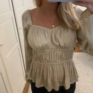 fin blus - supersöt topp/blus från H&M i lite glansigt tyg 💞