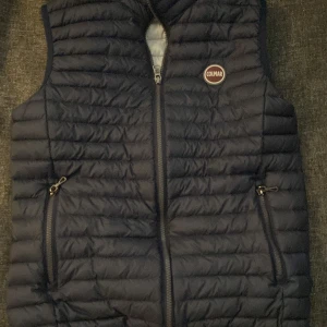 Mörkblå colmar väst - Säljer min colmar som är i väldigt bra skick, priset börjar på 800kr eftersom den inte är så använd men priset är ej hugget i sten, den passar xs-xxs skriv om ni har några frågor 