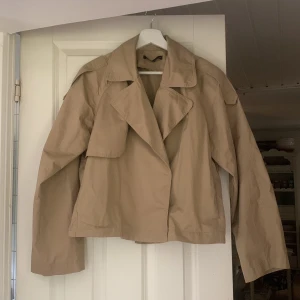 Ginatricot trenchcoat beige  - Ginatricot trenchcoat beige, storlek Xs. Använt få gånger och är som ny. 