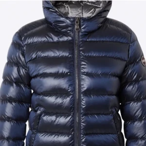 Colmar vinter jacka 💙 - En snygg vinter jacka, är ett litet hål i armen men syns inte pga att det är fixat nypris ca 4800 säljer för 2100 för hålet, diskutera pris vid snabb affär!💙