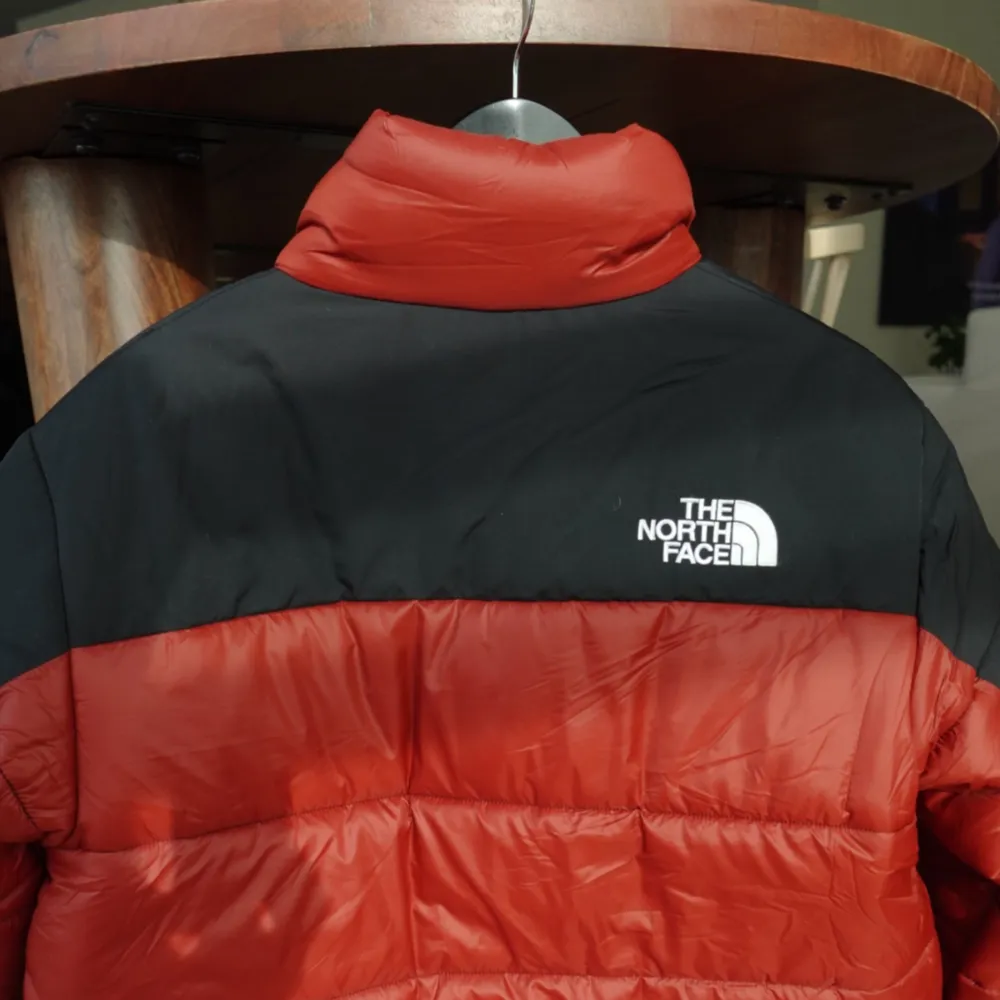 Röd The north face jacka Inköpt 2021 Använd max 5 ggr  Storlek XL  Inga skavanker, som nyskick 🌟   Skicka meddelande för mer bilder 🤍  Köparen står för frakt 📦 . Jackor.