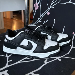 Ett par sneakers - Dessa skor är helt nya. Aldrig använts. Råkat beställa i fel storlek och orkar inte göra retur. Storlek 36