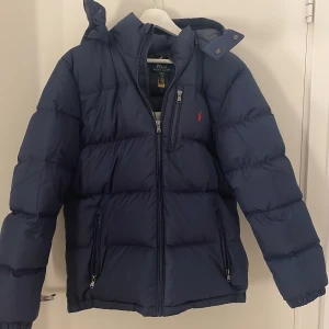 Polo Ralph lauren jacka  - Nu säljer jag min Ralph lauren jacka då den inte inte sitter jätte bra på mig, helt ny inga defekter alls, pris kan diskuteras och de e bara att fråga om man vill ha fler bilder