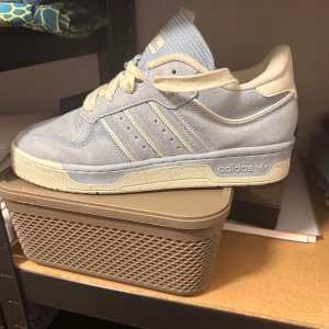 adidas sneakers  - adidas sneakers i mycket bra skick. Använda endast 2 gånger då de är lite förstora för mig. 