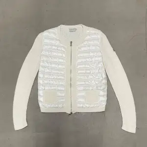 ‼️VI TAR EJ BYTEN‼️ Moncler Cardigan | Skick: 9/10 | Storlek M fits L | Fraktar inom 24H efter köp på köparens bekostnad 📦💨 | Hör av dig vid minsta fråga eller fundering 💭 