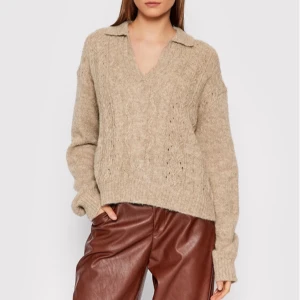 Beige stickad tröja med krage - Säljer en supermysig beige stickad tröja med en snygg krage och v-ringning från Samsøe Samsøe. Perfekt för höst och vinter! Den har långa ärmar och en normal passform som gör den både bekväm och stilren.