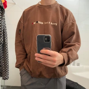 Vintage Nike Sweatshirt  - Vintage Nike Sweatshirt i brun. Passar M/L beroende på hur man vill att den ska sitta. Bra kvalite och passform  Bara höra av sig för fler bilder eller frågor😎