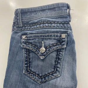 Eftertraktade miss me jeans!! - Köptes på Plick men är tyvärr förstora för mig så har inte kunnat använda dem. Storlek W25, mycket gott skick och fina detaljer på fickorna och fram på jeansen. Midjemåttet rakt över är 36 cm ungefär och innerbenslängden ca 80. Nypris ca 1300 kr.