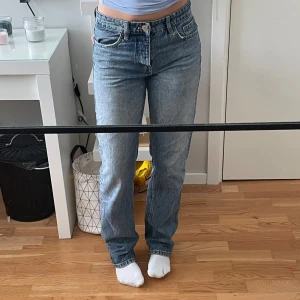 Zara jeans midwaist - Jättefina blåa raka jeans från Zara med medelhög midja. Storlek 36 och sitter bra på mig i längden, jag är ca 170💞💞