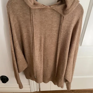 Stickad hoodie  - Super mjukt material. Passar allt mellan s-L