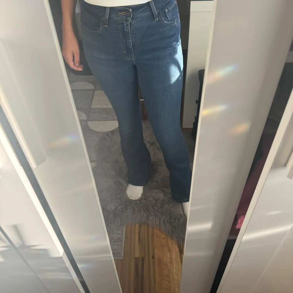 Mycket bra skick, använt någon enstaka gång. Är i storlek 26/30 perfekt överallt. Passar med allt och är högmidjade och bootcut. Jeans & Byxor.