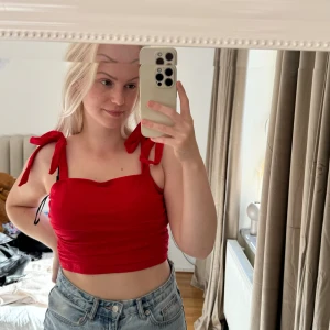 Topp - M - Ny - Topp i storlek M endast testad Säljs för 30kr Färg röd