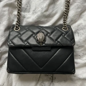 Kurt geiger väska  - Säljer min fina svarta Kurt geiger väska. Den är lite sliten där under som men ser på bilderna annars är den i bra skick❤️ skriv till mig om ni undar något, säljer endast vid bra bud 
