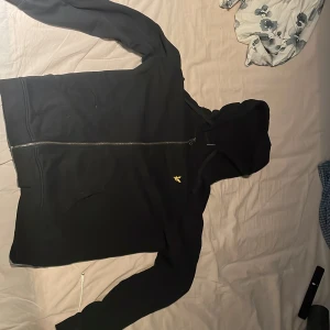 Lyle&scott zip hoodie  - Helt okej kvalite zipen kan vara lite krånglig ibland men annars bra 
