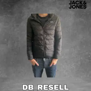 Tja vi säljer då en jack & jones jacka. 7/10 i skick finns ett litet hål som knappt  syns annars är den i bra skick. Kontakta 📩 oss via dm vid intresse pris kan diskuteras!