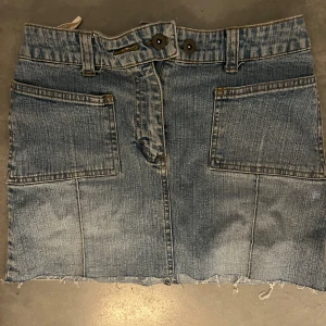 Jeans kjol  - Super snygg låg midjad jeanskjol! Aldrig använd. 