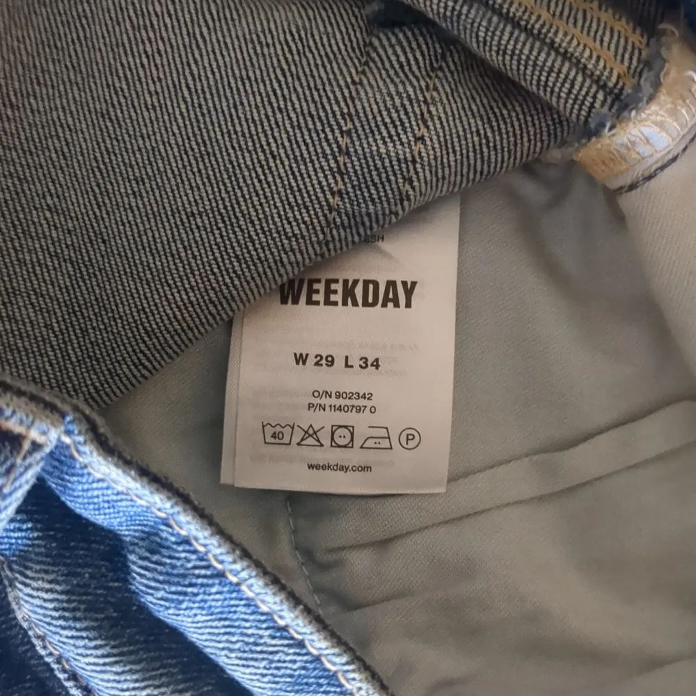 bootcut jeans med fet tvättfrån weekday (modellen flame) i storlek 29/34, aldrig använda, köpt för 600kr. Jeans & Byxor.