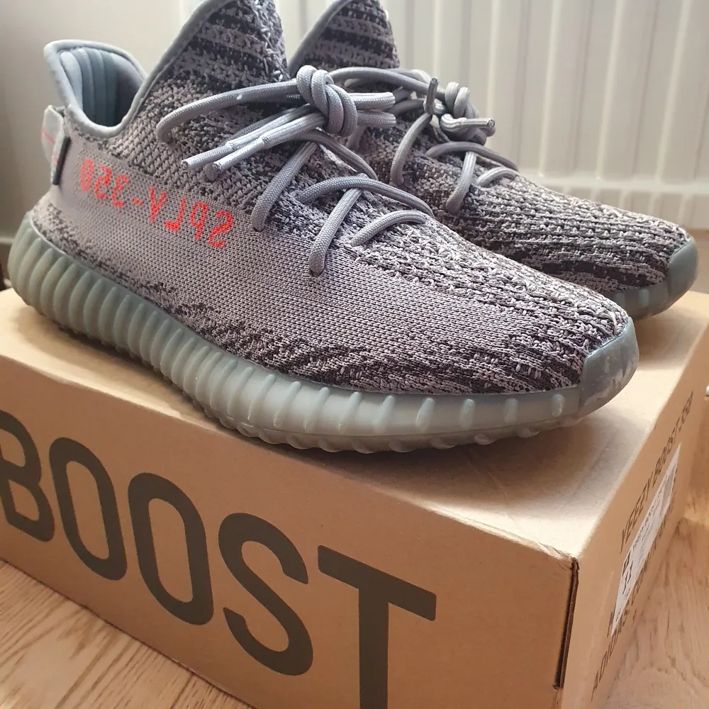 Adidas Yeezy 350 Beluga 2.0 *Autentiska* I princip oanvända, i väldigt bra skick. Om du har några frågor kring skorna, skicka gärna ett meddelande! Tack!. Skor.