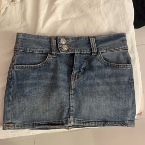 jeans kjol - jeanskjol från hm. säljer då den är för liten. knappt använd