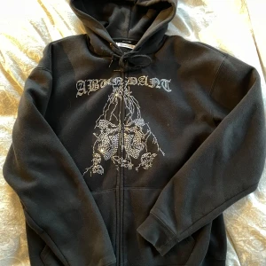 Zip hoodie med rhinestones - Abun/dant brands rhinestone zip hoodie, inga defekter, pris kan diskuteras. Köpt för 700kr