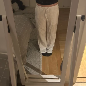 Linnebyxor - Säljer linnebyxor från Gina tricot för de tyvärr inte kommer till användning längre💗 använda få tal gånger. Lite långa på mig som är 163/164💗💗