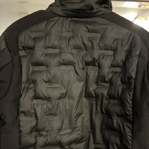 Vårjacka  - Hej! Jag säljer en jacka som bara har använts några gånger, så den är i princip som ny.