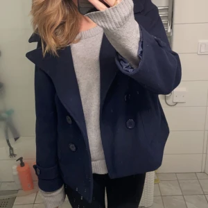 Design by si kappa - Säljer min blåa design by si kappa i xs/s som jag använde förra våren och hösten💕 Den är pyttle lite nopprig och kan gärna skicka närbild och eller flera bilder om man vill